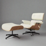 Eames Lounge Chair und Ottoman mit Ivory White Leder und Walnuss Holz – Ikonisches Mid-Century Modern Design
